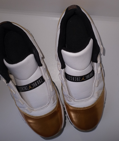 Metallic gold and white air jordan 11 - Picture 10 of 15